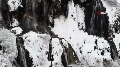 kar manzaralari -  Beyaz gelinliğini giyen Girlevik Şelalesi ziyaretçilerine görsel şölen sunuyor Videosu