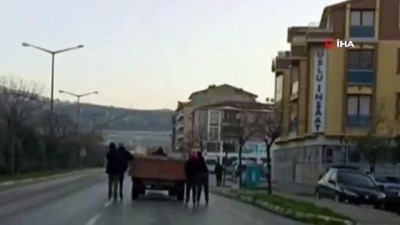  Bursa’da traktöre takılan patenci çocukların tehlikeli yolculuğu kameralara yansıdı