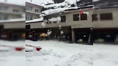 uttu -  Çatıdan düşen kar kütlesi korkuttu Videosu