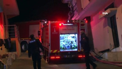 yangin panigi -  İzmir'de yangın paniği: 1'i bebek 4 kişi dumandan etkilendi Videosu