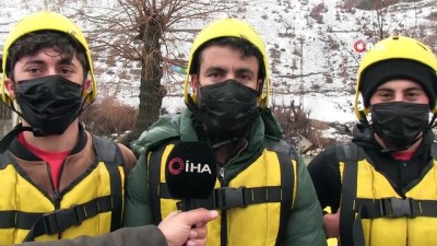 rafting heyecani - Kar altında yılın ilk raftingi Kato Dağı eteklerinde yapıldı Videosu