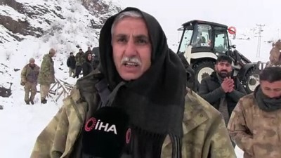  Kar nedeniyle kopan elektrik hatlarının onarılmasına köylüler de yardım etti