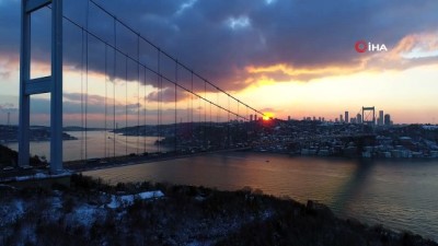 plato -  Karla örtülü İstanbul'da kış güneşinin kartpostallık gün batımı Videosu