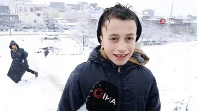  - Mardin'de çocuklar karda kaymanın keyfini çıkardı