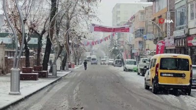  Silvan'da kar yağışı hayatı olumsuz etkiledi: 25 köy yolu ulaşıma kapandı