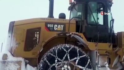  Buzlu yolda şarampole düşen midibüs yol açma dozeri ile kurtarıldı