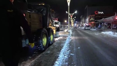  Erzincan’da kar yığınları kamyonlarla şehir dışına taşınıyor
