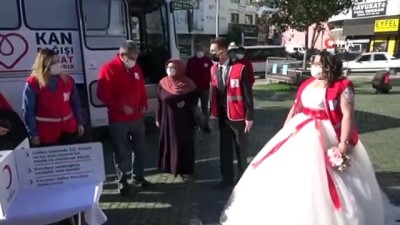  Gelinlik ve damatlığı ile gelip kan bağış aracında hizmet verdiler