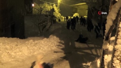 sokaga cikma yasagi -  Hakkari’de poşet ve tepsiyle kayak keyfi Videosu