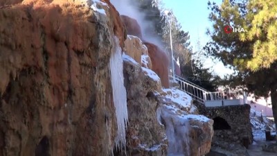 buz sarkitlari -  Hava sıcaklığı eksi 12 dereceye düştü yapay sıcak su şelalesi dondu Videosu