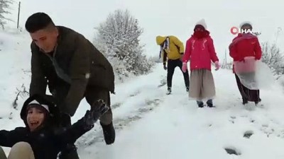 kar eglencesi -  Plastik leğen ve poşetlerle kaydılar Videosu