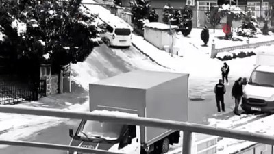  Sürücülerin buz tutan yokuşta karla imtihanı kamerada