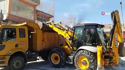  Başkale Belediyesi kamyonlarla kar taşıyor