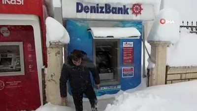  Bitlis’te vatandaşların ATM’de para çekme çilesi