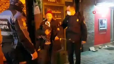 engelli vatandas -  Donmak üzere olan engelli vatandaşı zabıta ekipleri kurtardı Videosu