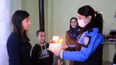  Hakkari polisinden Melek’e doğum günü sürprizi