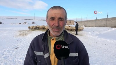 uttu -  Sivaslı çoban, koyunların su içmesi için donan yalağın buzunu kürekle kırdı Videosu