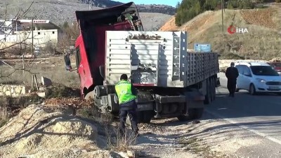 karya -  Tır motosikletle çarpıştı: 1 ölü, 1 yaralı Videosu