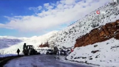 uttu -  Uludere'de yollar buz pistine döndü, kazalar kaçınılmaz oldu Videosu