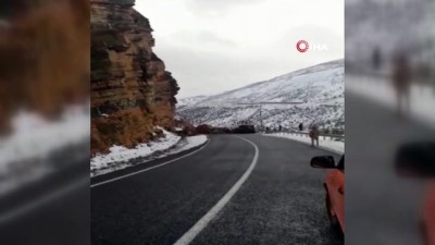 arac konvoyu -  Yola düşen kaya parçaları kaldırıldı, Hakkari-Çukurca karayolu ulaşıma açıldı Videosu