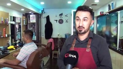  Bu berber kulak pasını böyle alıyor