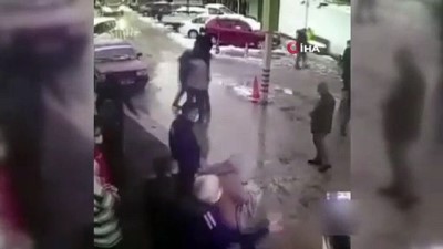 ozel guvenlik -  - Bursa'da çıkan kavgada yaralanarak hastaneye kaldırılan kişi doktorlara saldırdı
- Doktorlara küfür edip edip saldıran hastanın yakınları hastaneyi birbirine kattı Videosu