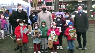 karne hediyesi -  Edremit Belediyesi’nden çocuklara karne hediyesi 15 bin kitap Videosu
