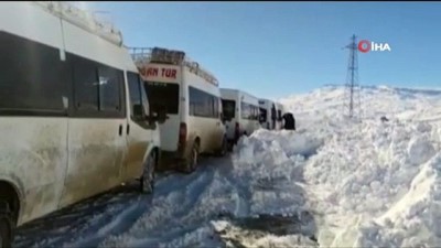  Köy yolunda karda mahsur kalan 6 minibüs kurtarıldı