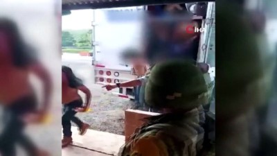 tir soforu -  - Meksika'da tır kasasından 128 göçmen çıktı Videosu