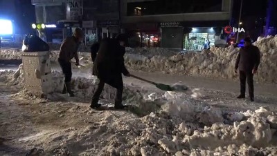 kar yigini -  Yüksekova’da kar kalınlığı iş makinesinin boyunu buldu Videosu