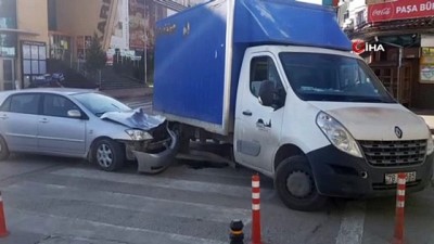 oglan -  Boş yolda kamyonet ile otomobil çarpıştı Videosu