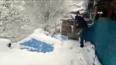 kardan adam -  Büyükler kar temizledi, çocuklar kızak kayarak eğlendi Videosu