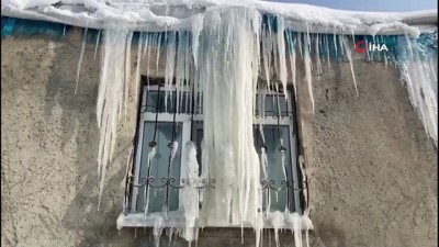  Eksi 32 derecede çamaşırlar dondu, evler dev buz sarkıtlarının altında kaldı