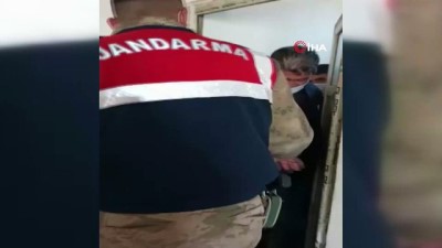 jandarma -  Jandarmadan saklanmak için tuvalete sığındılar Videosu