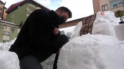 kardan adam -  Kardan masa, sandalye ve koltuk yapıp müşteri beklediler…Esnaf karı eğlenceye çevirdi Videosu