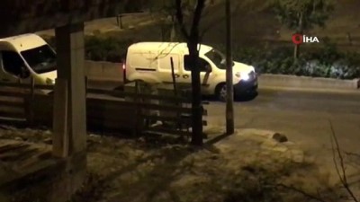  Kısıtlamada caddenin ortasında durdu, son ses müzik açarak dinledi