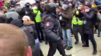 polis mudahale -  - Moskova'da 'Navalny' protestosuna polis müdahalesi Videosu