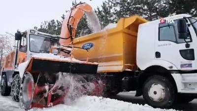  Tatvan’da karlar kamyonlarla şehir dışına taşınıyor