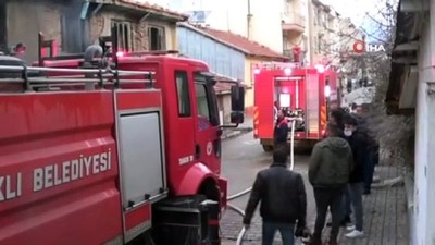 yangina mudahale -  İki katlı ahşap ev yangın sonrası kullanılamaz hale geldi
- Yangın çıkan evin boş olması olası facianın önüne geçti Videosu