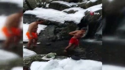yeni yil -  Kar banyosunun ardından buz gibi suya girdiler Videosu