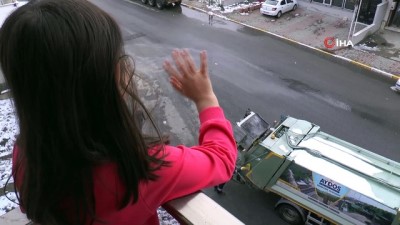  Minik kız 3 yıldır çöp arabasına el sallıyor