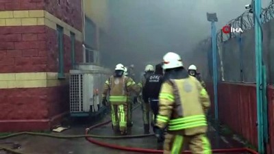  Sancaktepe'de fabrika bahçesinde minibüs alev alev yandı