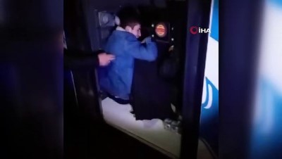 yolcu tasimaciligi -  Yedek şoför kabininden 13 kaçak göçmen çıktı Videosu