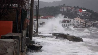  Çanakkale'de dev dalgalar evlere ulaştı