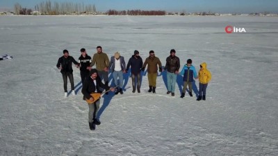  Donan Arin Gölü'nde halay çekip, top oynadılar