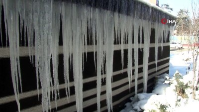  Erzurum’da buz sarkıtları 2 metreyi aştı