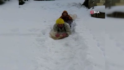 kar eglencesi -  - Hem karla kaplı evinin yolunu açtı, hem de torununu eğlendirdi Videosu