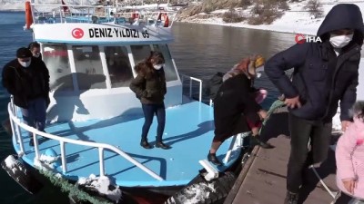 yabanci turist -  Karlar altında kalan Akdamar Adası mest etti Videosu