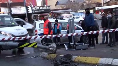 mobese diregi -  Otomobille çarpışan minibüs mobese direğine çarptı: 7 yaralı Videosu