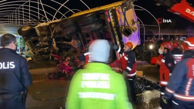  Sakarya’da feci kaza, kamyon 2 aracın üzerine devrildi